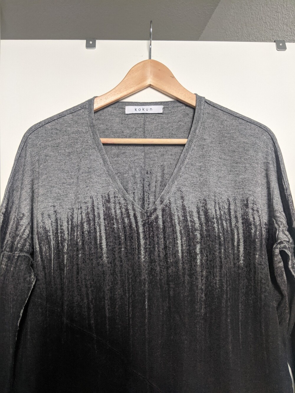 KOKUN Women's V-Neck Ombre Gray Pullover Sweater